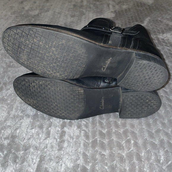 Clark’s Women's Collection Trish Strap Boots. Leather. Side zippers. Size 9.5 - Picture 9 of 9